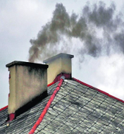 Spalanie śmieci w piecu