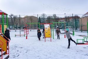 plac zabaw, dzieci rzucają się śnieżkami