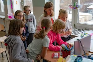 siedem dziewczynek przed komputerem na feriach w szkole