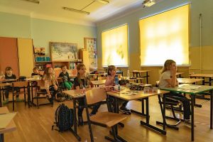 siedmioro dzieci w klasie na zajęciach