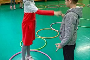 zabawa dzieci na sali gimnastycznej