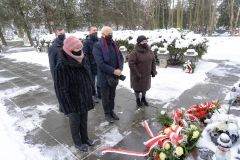 władze miasta Rawa Mazowiecka po złożeniu wiązanki, oddają...