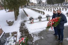 delegacja Starostwa Powiatowego z wieńcem przed pomnikiem...