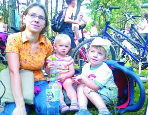 Irenka Szostek wraz z mamą i bratem